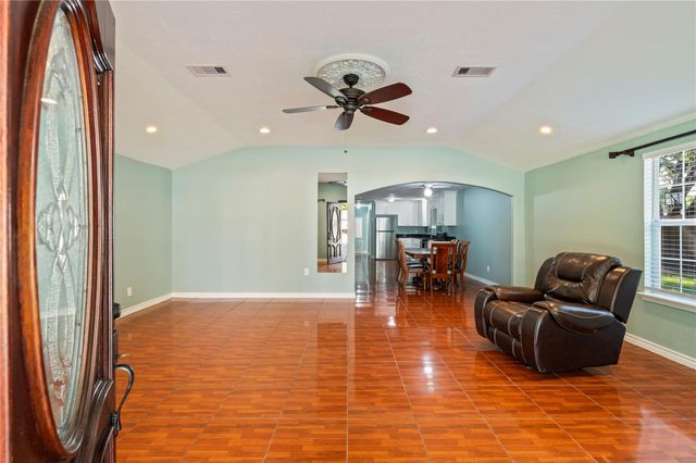 507 W Oak Street, Highlands, TX 77562