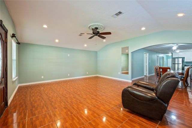 507 W Oak Street, Highlands, TX 77562