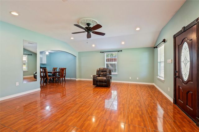 507 W Oak Street, Highlands, TX 77562