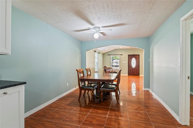 507 W Oak Street, Highlands, TX 77562