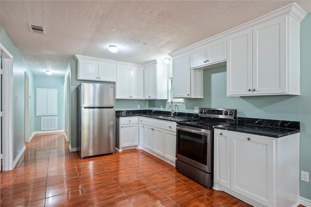 507 W Oak Street, Highlands, TX 77562