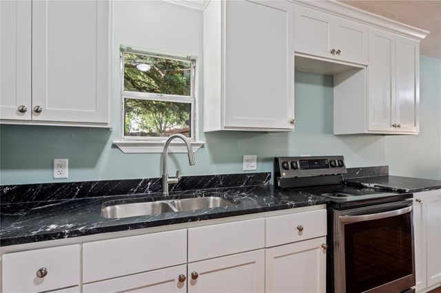 507 W Oak Street, Highlands, TX 77562