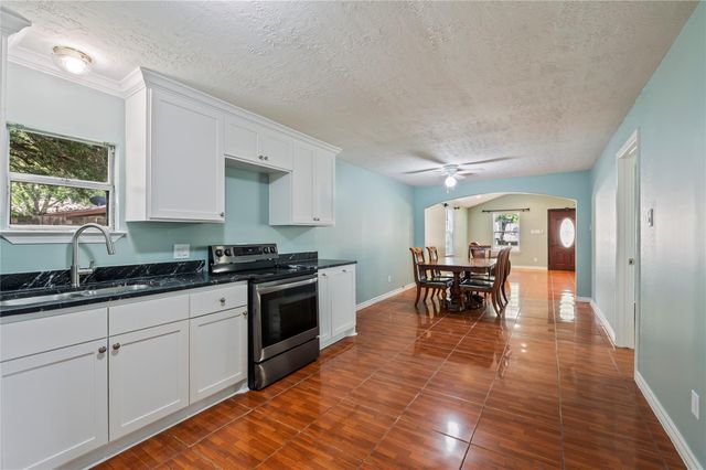 507 W Oak Street, Highlands, TX 77562
