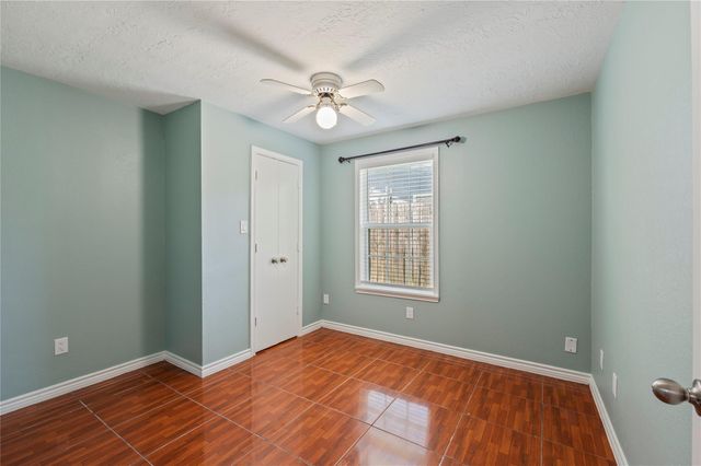 507 W Oak Street, Highlands, TX 77562