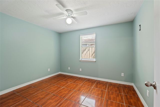 507 W Oak Street, Highlands, TX 77562