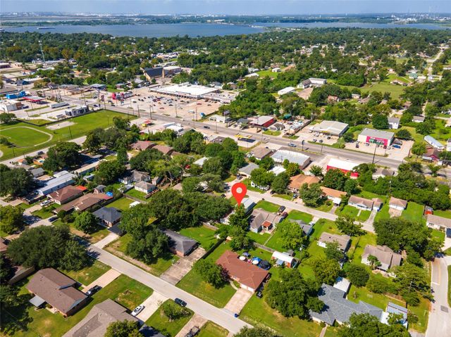 507 W Oak Street, Highlands, TX 77562