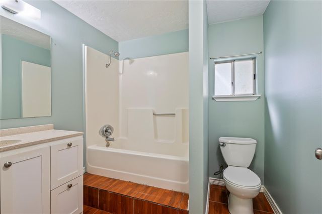507 W Oak Street, Highlands, TX 77562