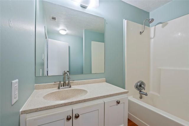 507 W Oak Street, Highlands, TX 77562