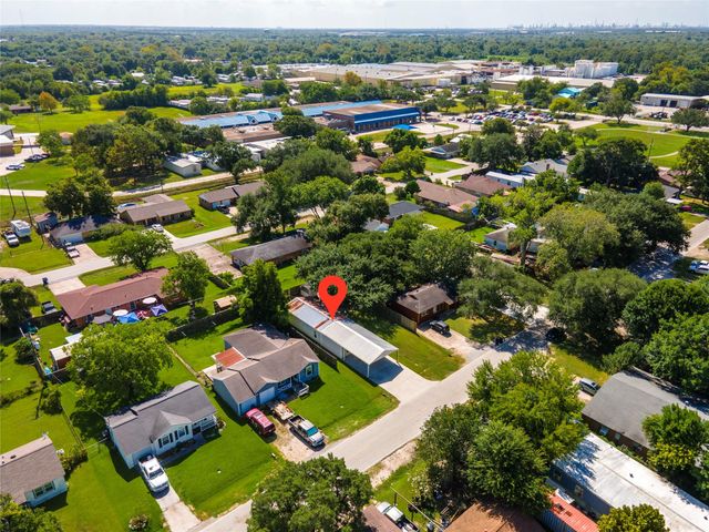 507 W Oak Street, Highlands, TX 77562