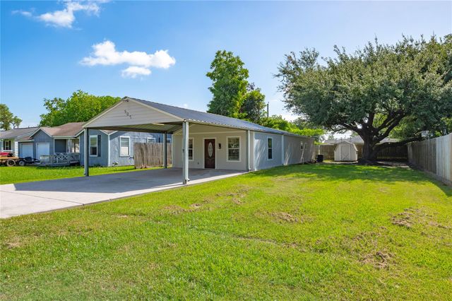 507 W Oak Street, Highlands, TX 77562
