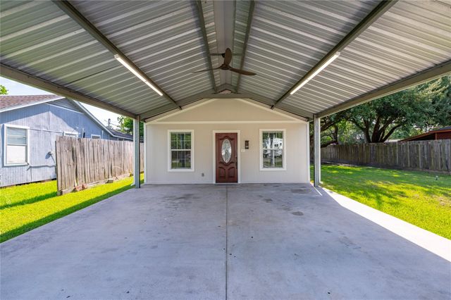 507 W Oak Street, Highlands, TX 77562