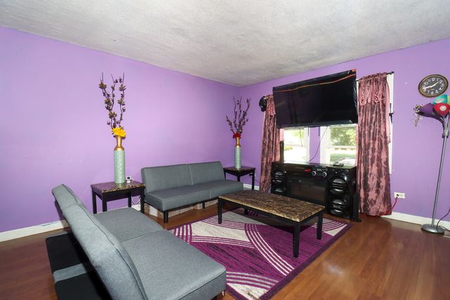 2123 Wallace Avenue, North Chicago, IL 60064