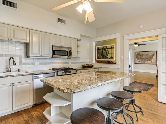 200 W 40th ST, Austin, TX 78751