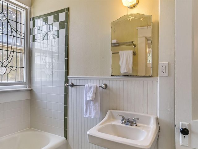 200 W 40th ST, Austin, TX 78751