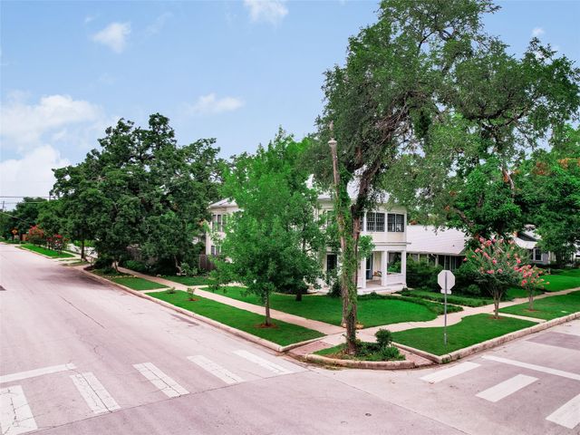 200 W 40th ST, Austin, TX 78751