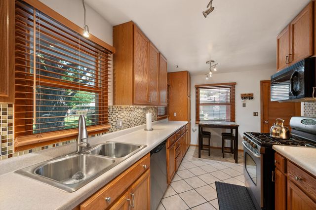 6932 Kentucky Avenue N, Brooklyn Park, MN 55428