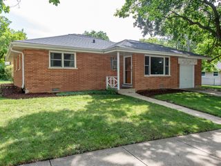 623 Mckinley Avenue, Mundelein, IL 60060