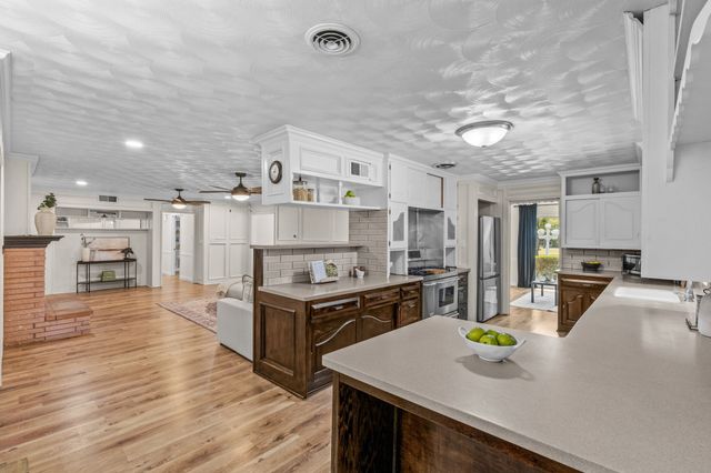 1433 W Red Bird Lane, Dallas, TX 75232
