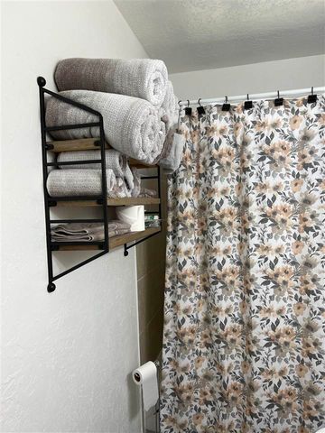 6808 NW Willow Springs Dr, Lawton, OK 73505