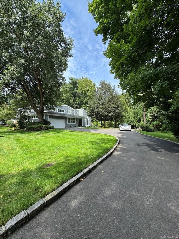 20 Tiffany Circle 20, Manhasset, NY 11030 — photo 2