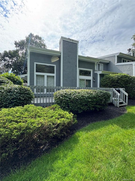 20 Tiffany Circle 20, Manhasset, NY 11030 — photo 4