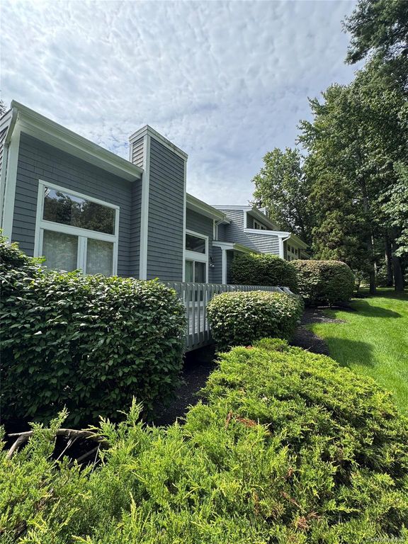20 Tiffany Circle 20, Manhasset, NY 11030 — photo 5