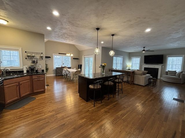 2 Everett Dr, Pepperell, MA 01463