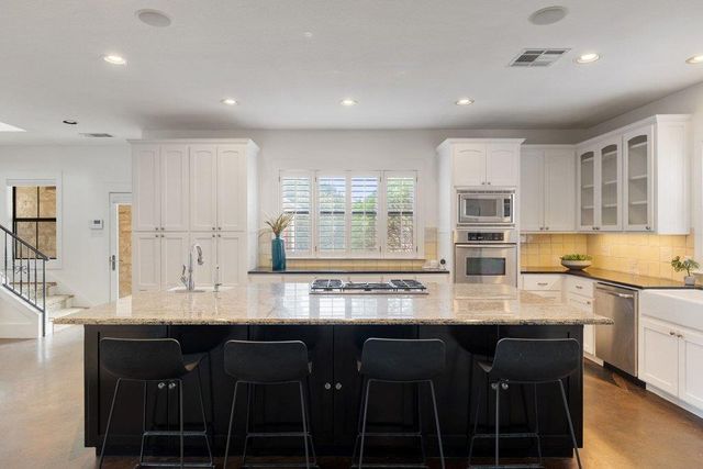 4401 Whirlwind CV, Spicewood, TX 78669