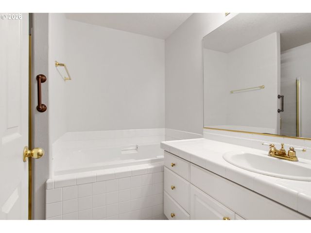 22020 Sw GRAHAMS FERRY Rd APT C, Tualatin, OR 97062