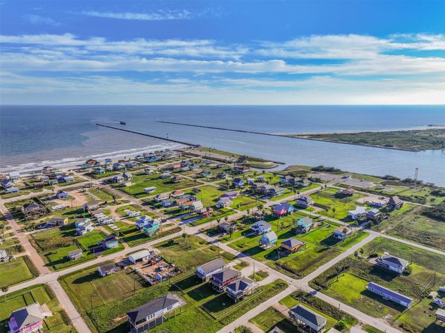 414 Thunder Road, Surfside Beach, TX 77541