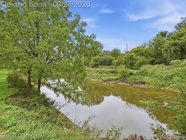 8888 Mystic Lane, Warren, MI 48093