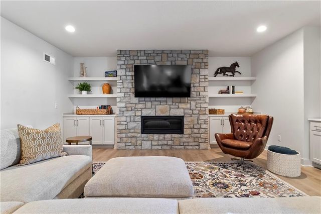 2456 W 176th Street, Overland Park, KS 66085