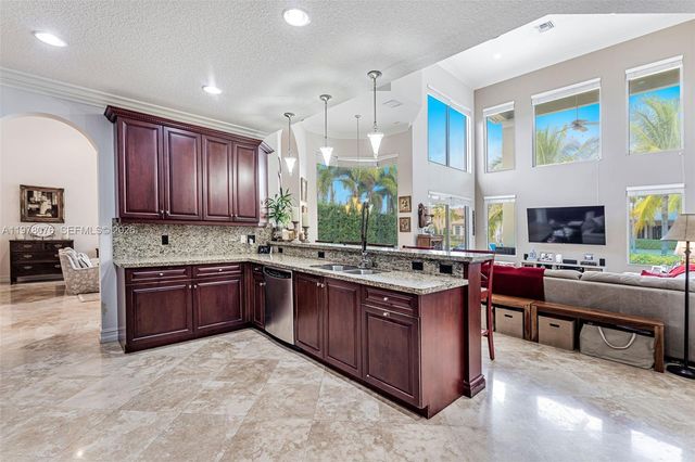 10221 Blue Palm St, Plantation, FL 33324