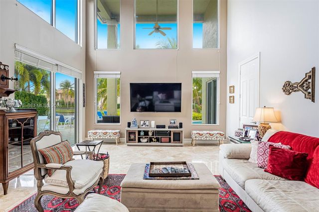 10221 Blue Palm St, Plantation, FL 33324