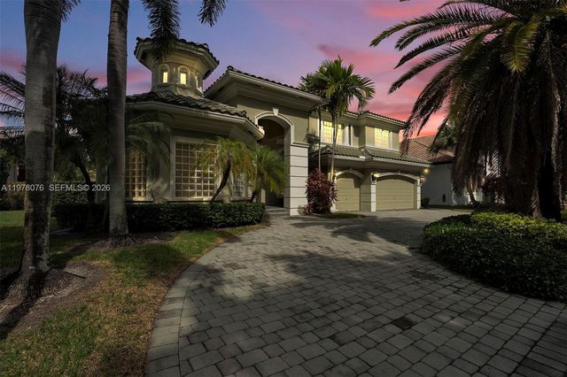 10221 Blue Palm St, Plantation, FL 33324