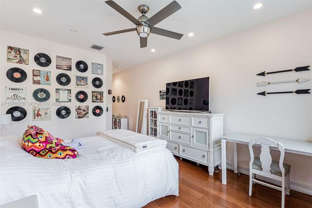 10221 Blue Palm St, Plantation, FL 33324