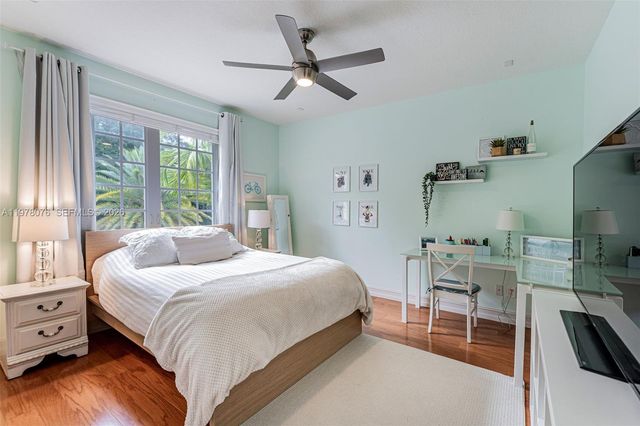 10221 Blue Palm St, Plantation, FL 33324