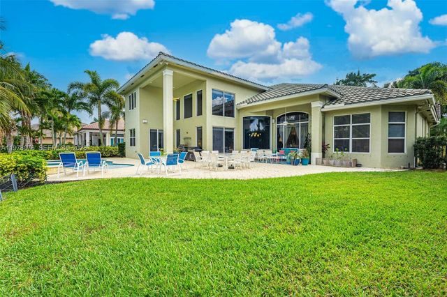 10221 Blue Palm St, Plantation, FL 33324