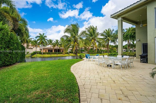 10221 Blue Palm St, Plantation, FL 33324