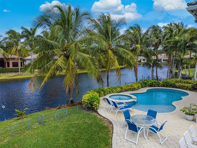 10221 Blue Palm St, Plantation, FL 33324