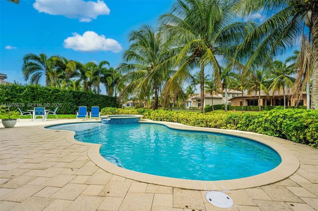 10221 Blue Palm St, Plantation, FL 33324