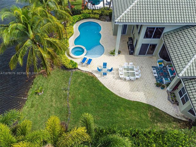 10221 Blue Palm St, Plantation, FL 33324