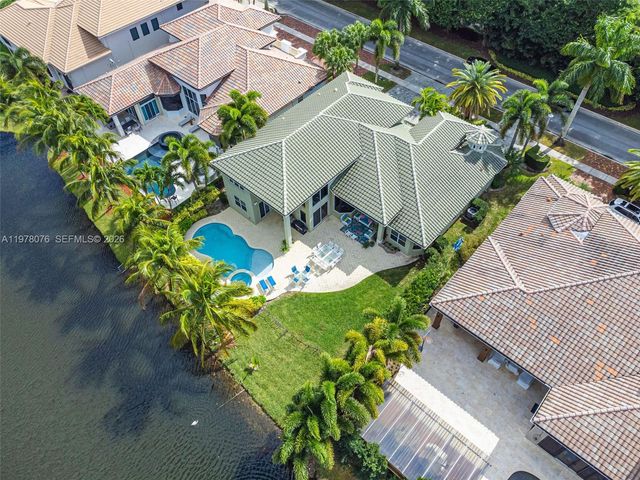 10221 Blue Palm St, Plantation, FL 33324