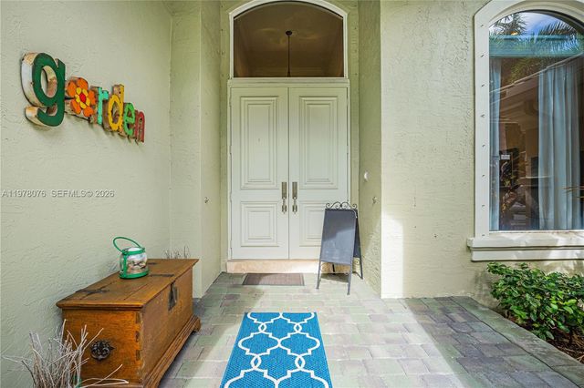 10221 Blue Palm St, Plantation, FL 33324