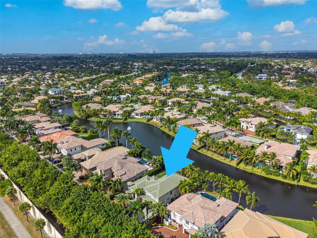 10221 Blue Palm St, Plantation, FL 33324