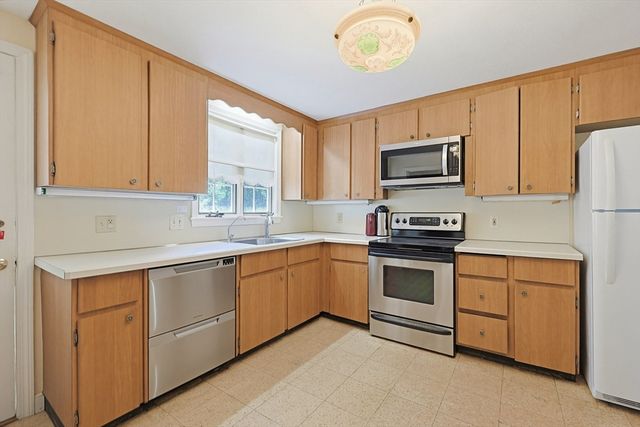 1 Deerfield Ln, Natick, MA 01760
