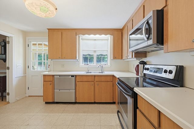 1 Deerfield Ln, Natick, MA 01760