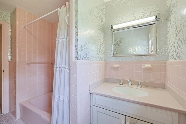 1 Deerfield Ln, Natick, MA 01760