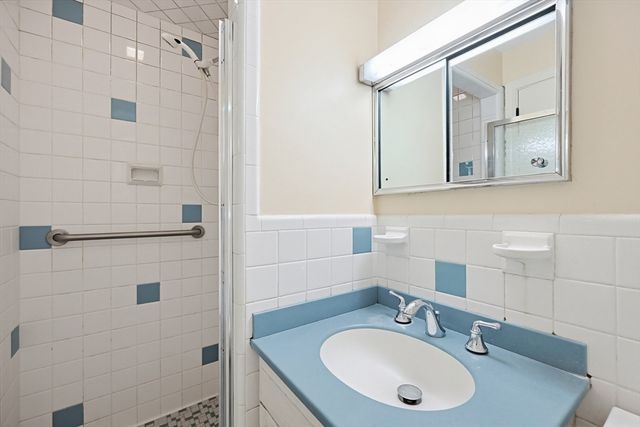 1 Deerfield Ln, Natick, MA 01760