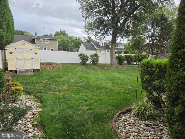 2823 BURGUNDY DR, Riverton, NJ 08077